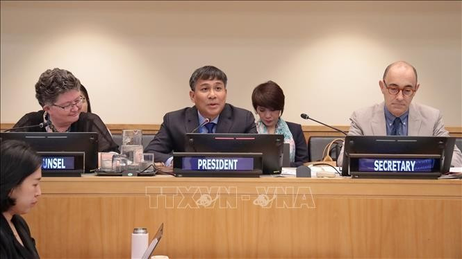 Permanent Deputy Minister of Foreign Affairs Nguyen Minh Vu (middle) chairs the meeting as SPLOS 35 Chair (Photo: VNA)