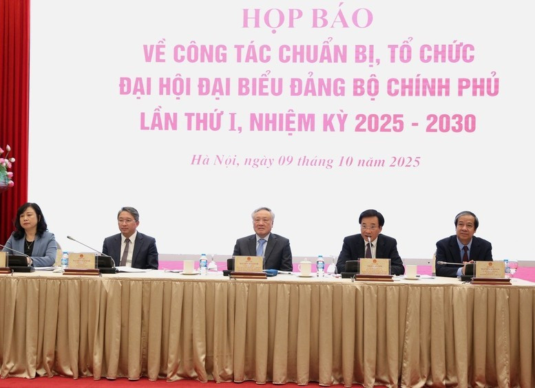 Politburo member, Permanent Deputy Secretary of the Government Party Committee and Permanent Deputy Prime Minister Nguyen Hoa Binh at a press briefing on the first Congress of the Government Party Organisation for the 2025–2030 tenure. (Photo: baochinhphu.vn)