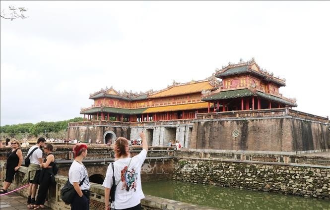 Visitors tour Ngo Mon (Noon Gate) at the Hue Imperial Citadel. (Photo: VNA)