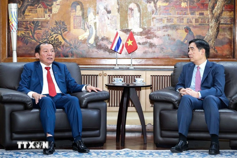 Minister of Culture, Sports and Tourism Nguyen Van Hung and Vietnamese Ambassador to Thailand Pham Viet Hung during the former's visit to the Vietnamese Embassy in Thailand on December 10, 2025 (Photo: VNA) 