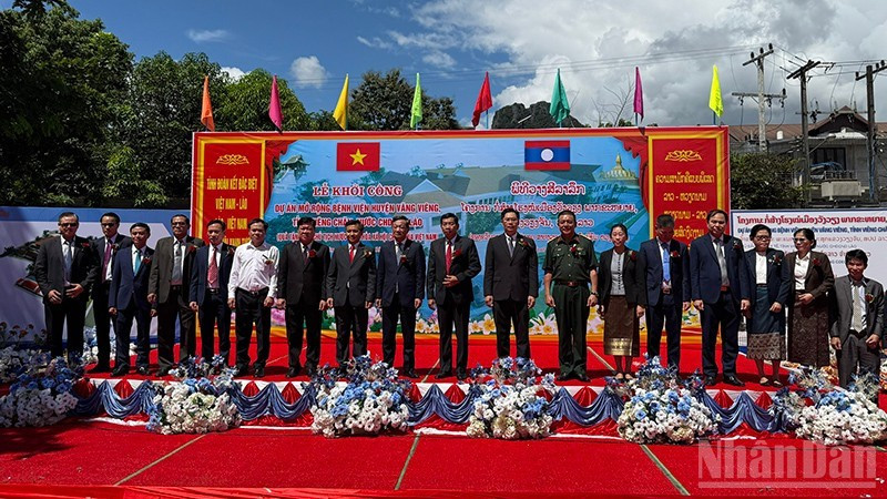 Delegates at a ceremony to commence the expansion project of the Vang Vieng district hospital, Laos. (Photo: VNA)