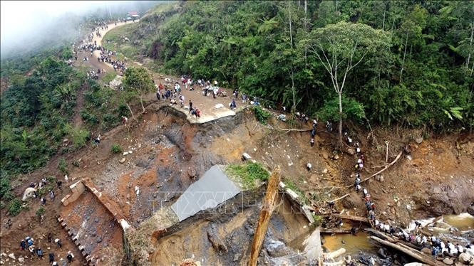 An aerial drone photo shows a bridge damaged by floods in Bener Meriah regency, Aceh, Indonesia, (Photo: Xinhua)