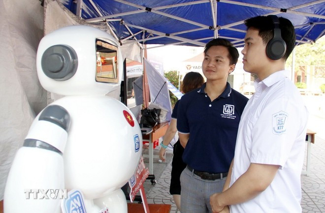Experiencing Anbi robot at the day on digital age and innovation in Bac Giang province. (Photo: VNA)