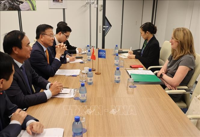 Deputy Prime Minister Le Thanh Long (second, left) meets with Amy Pope, Director General of the International Organisation for Migration on July 30. (Photo: VNA)
