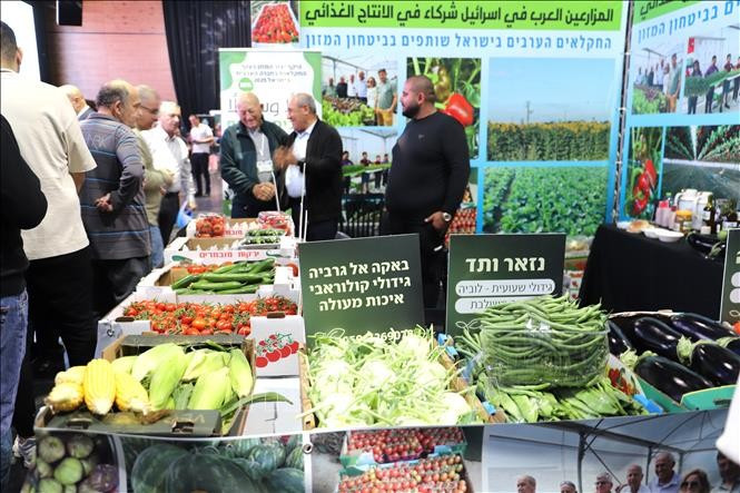 Visitors to Agro-Mashov 2025 have the opportunity to taste the latest fruit and vegetable varieties (Photo: VNA)