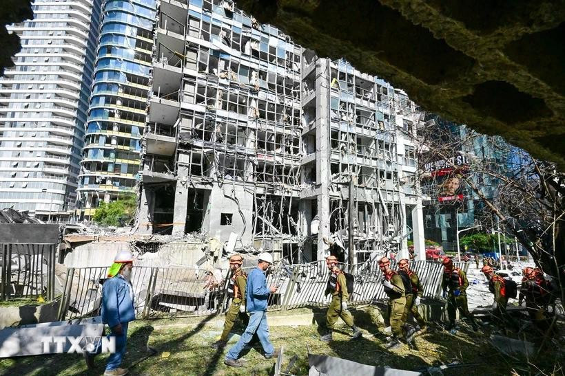 A building damaged after an attack in Ramat Gan city of Israel. (Photo: XINHUA/VNA) 