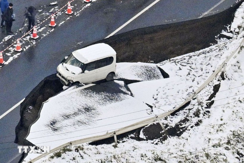 A road section damaged after the earthquake in Aomori prefecture, northeastern Japan, on December 9, 2025. (Photo: Kyodo/VNA)