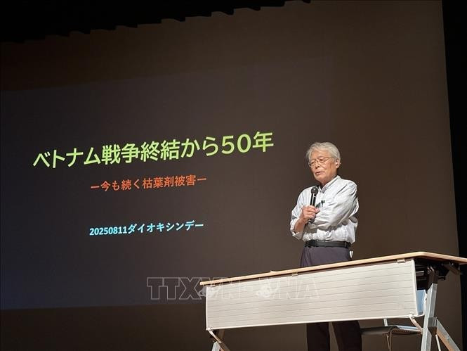 Nakamura Goro, a renowned Japanese journalist, gives a presentation on the consequences of Agent Orange/dioxin in Vietnam. (Photo: VNA)
