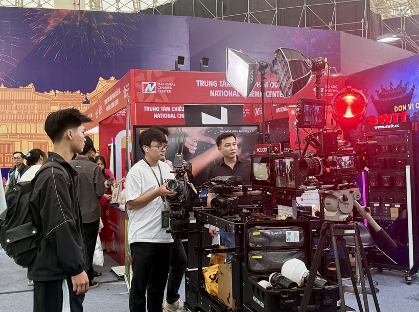Visitors explore movie making technology at the Autumn Fair 2025. (Photo: VNA)