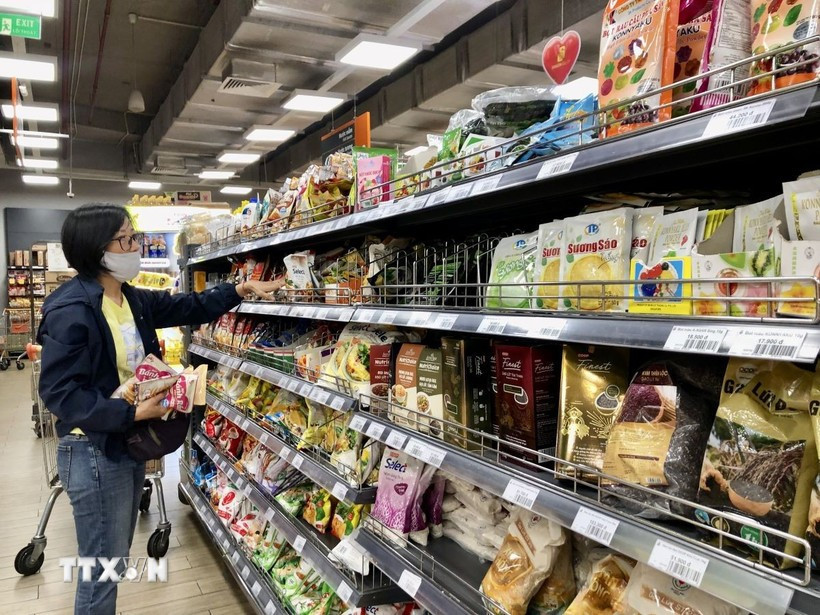 Residents of Ho Chi Minh City shop for essential consumer goods. (Photo: VNA)