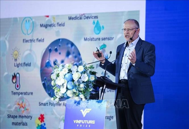 Professor Kurt Kremer, from the Max Planck Institute for Polymer Research in Germany, speaks at the event. (Photo: VNA)
