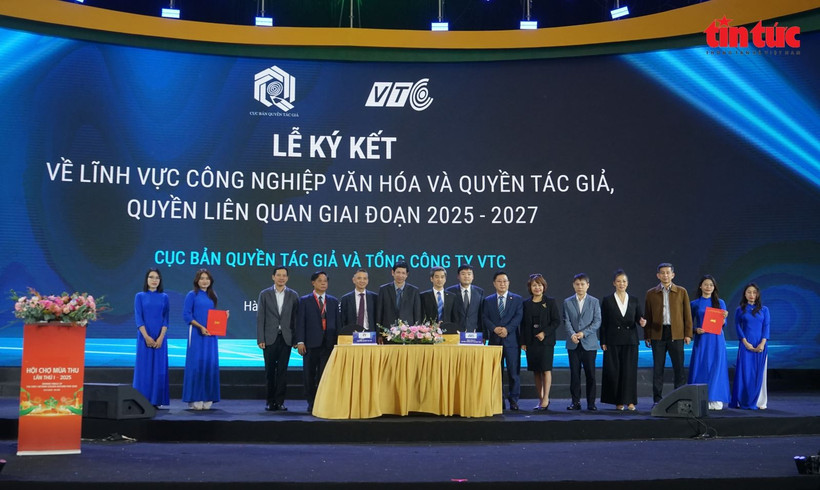 The signing ceremony at the Autumn Fair 2025 on November 3. (Photo: VNA)