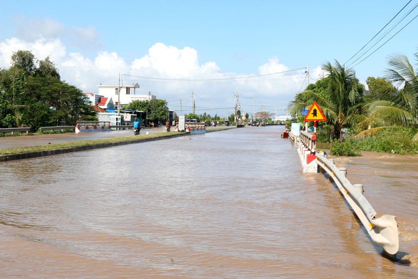 The section of National Highway 1A running through Hong Son commune (Lam Dong) is heavily inundated. (Photo: VNA)