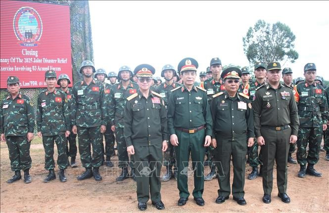 From left: Lao Defence Minister Khamlieng Outhakaysone, Vietnamese Defence Minister Phan Van Giang, Lao Deputy Prime Minister Chansamone Chanyalath, and Cambodian Defence Minister Tea Seiha pose for a photo with Cambodian troops taking part in the exercise. (Photo: VNA)