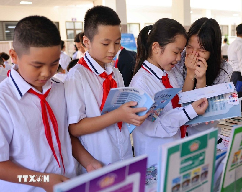 Hanoi students take part in an activity held in response to the Life-long Learning Week 2024. (Photo: VNA)