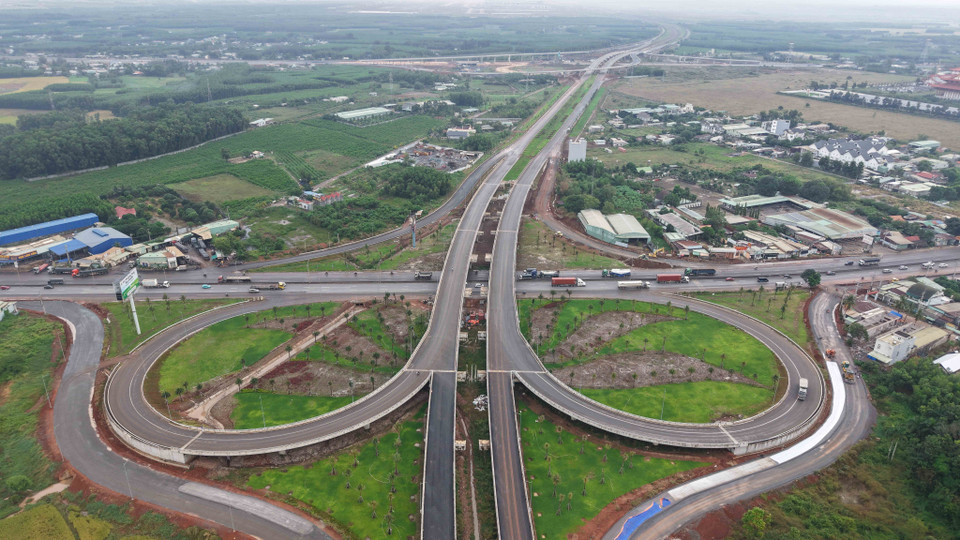 An overpass and interchange linking the Long Thanh Airport transport route with National Highway 51. (Photo: VNA)