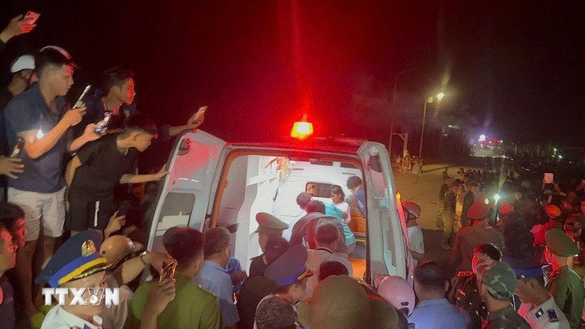 After two days adrift, the three fishermen in Ly Son special zone, Quang Ngai province, are found and rescued alive. (Photo: VNA)