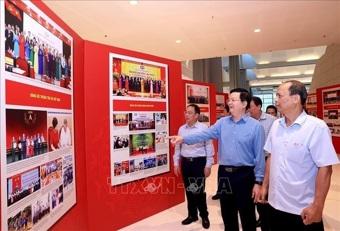 Deputy Prime Minister Mai Van Chinh (2nd from right) inspects preparations for the exhibitions on October 11. (Photo: VNA)