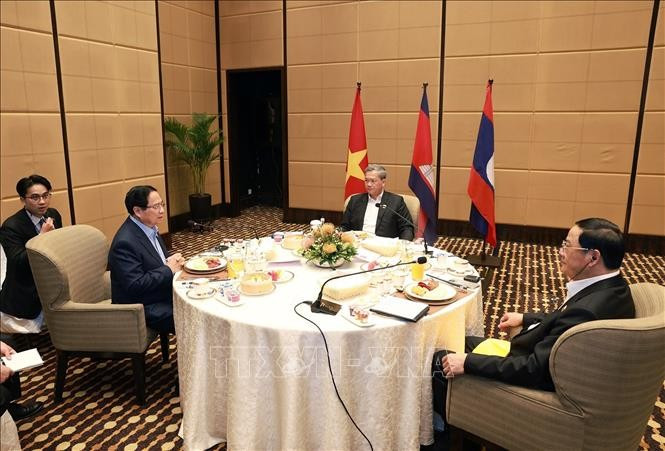 Vietnamese Prime Minister Pham Minh Chinh (left) has a working breakfast with his Cambodian and Lao counterparts Hun Manet and Sonexay Siphandone in Kuala Lumpur, Malaysia. on October 27, 2025. (Photo: VNA)