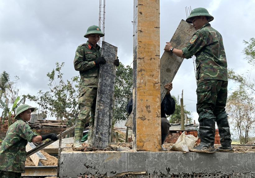 Soldiers of Division 315 (Military Region 5) build new houses and repair homes for families whose houses collapsed, were destroyed or swept away by historic floods in November. (Photo: VNA)