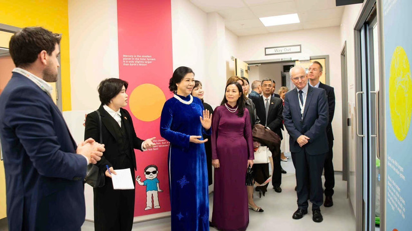 Party General Secretary To Lam's spouse Ngo Phuong Ly (in blue dress) visits Evelina London Children’s Hospital. (Photo: Published by VNA)
