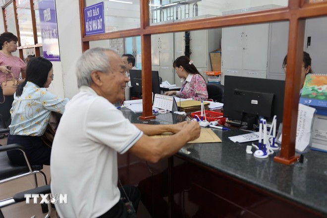 People conduct administrative procedures at Vung Tau Moi ward. (Photo: VNA) 