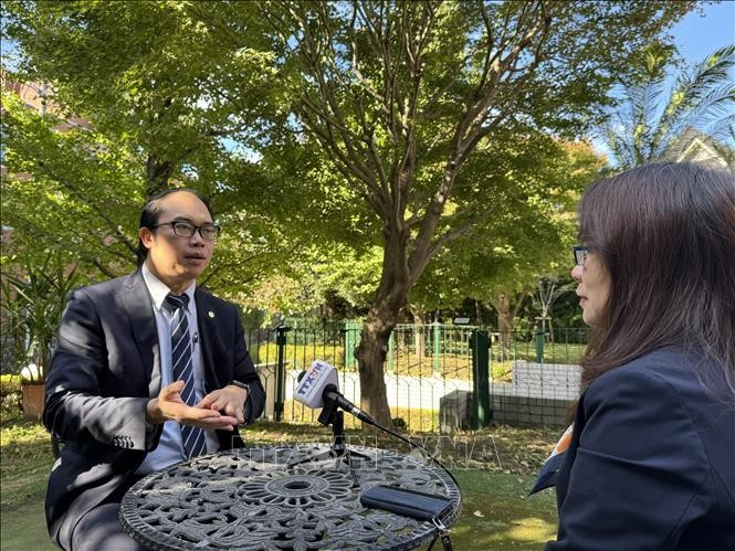 Dr Nguyen Hong Son, Chairman of the Union of Vietnamese Associations in Japan, grants an interview to the Vietnam News Agency's reporter in Tokyo. (Photo: VNA)