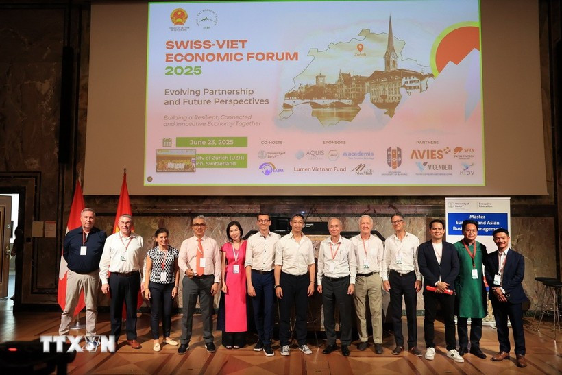 Secretary General of the Swiss-Viet Economic Forum (SVEF) Rachel Isenschmid (in pink) and members of the forum (Photo: VNA)