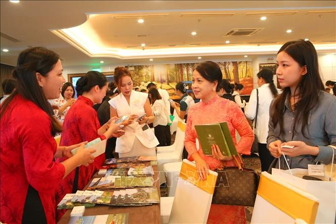 Tourism products and services of Ninh Binh businesses are introduced to partners. (Photo: VNA)