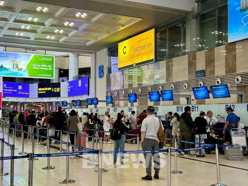 Noi Bai International Airport is expected to serve 108,000 passengers, including 44,000 international passengers, on peak day of the April 30-May 1 holiday. (Photo: VNA)