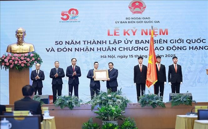 Prime Minister Pham Minh Chinh presents the first-class Labour Order to the National Boundary Commission at the ceremony on December 15. (Photo: VNA)