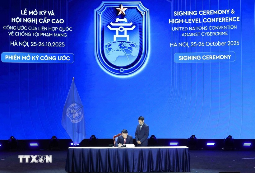 Minister of Public Security Luong Tam Quang signs the UN Convention against Cybercrime (Hanoi Convention). (Photo: VNA)