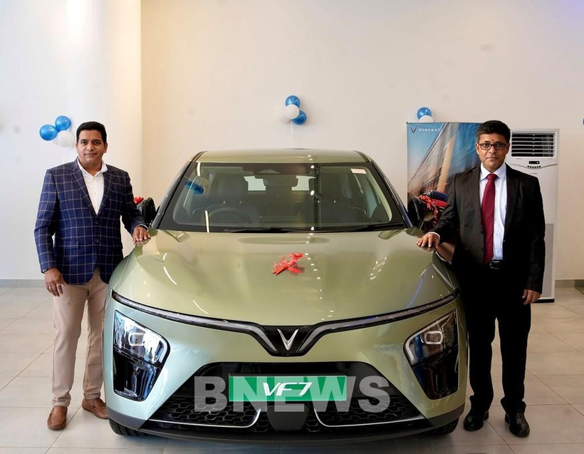 Tapan Ghosh (right), CEO of VinFast India and Santosh Dhone, director of VinFast Hadapsar & Baner in Pune, at the dealership’s grand opening ceremony. (Photo: VNA)