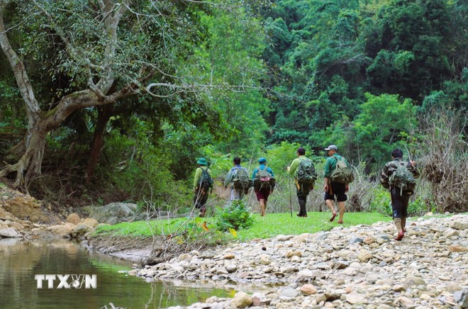 A biodiversity survey team collecting specimens and setting camera traps make their way into the core zone of Sub-area 729 in the Pu Huong Nature Reserve. (Photo: VNA)