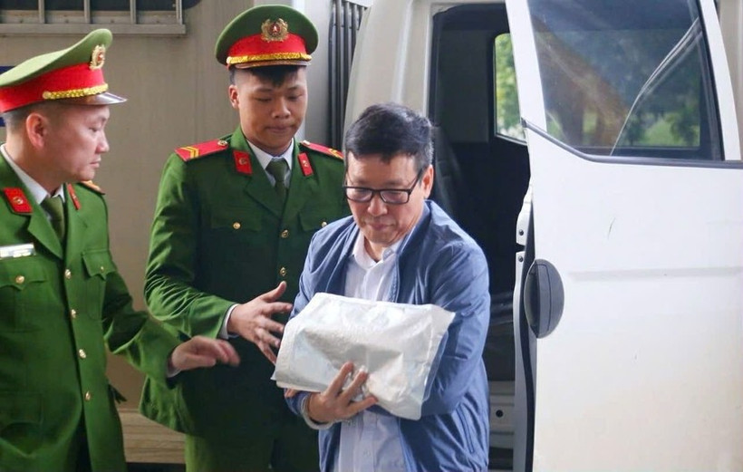 Le Duy Thanh, former Chairman of the Vinh Phuc People’s Committee, is escorted to the courtroom. (Photo: anninhthudo.vn)