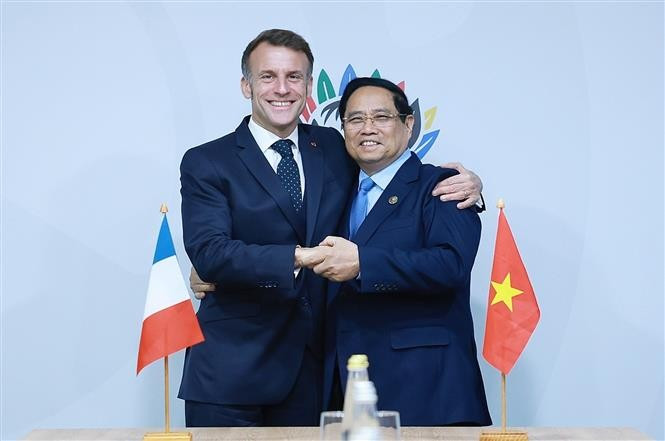 Vietnamese Prime Minister Pham Minh Chinh (R) meets with French President Emmanuel Macron in Johannesburg on November 23. (Photo: VNA)