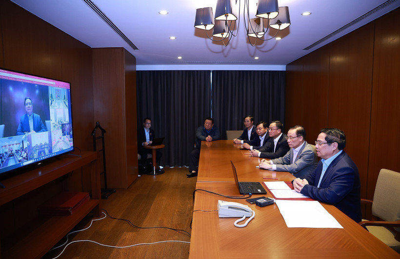 Prime Minister Pham Minh Chinh chairs an emergency online meeting with representatives of ministries, agencies and localities on urgent measures to respond to heavy rains, floods, and other natural disasters in several central provinces on November 20. (Photo: VNA)