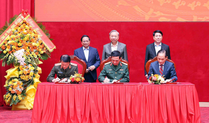 Party General Secretary To Lam, State President Luong Cuong, and Prime Minister Pham Minh Chinh witness the signing of the new regulations on coordination between the Ministries of Public Security, National Defence, and Foreign Affairs on December 6. (Photo: VNA)
