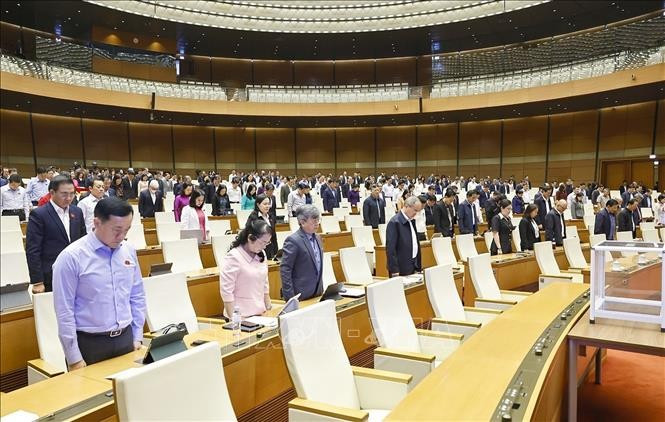 National Assembly deputies observe a minute of silence in remembrance of those who lost their lives to natural disasters and floods on November 24. (Photo: VNA)