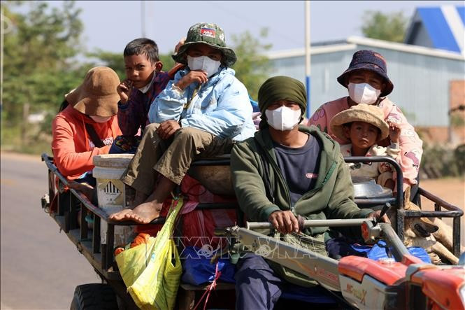 Cambodian residents are evacuated to a safe area in Siem Reap province (Photo: Xinhua)