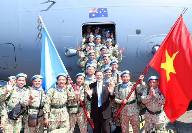 Vietnamese officers of Level-2 Field Hospital Roration 6 and Engineering Unit Rotation 3 in a photo before departing for UN peacekeeping missions (Photo: VNA)