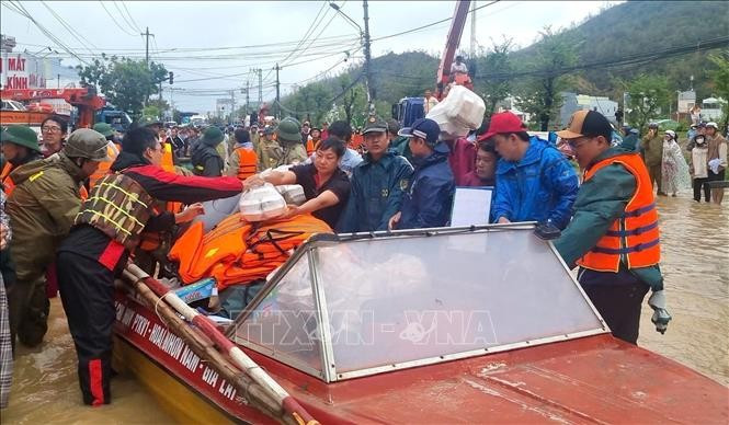 Gia Lai authorities deploy additional personnel and resources to evacuate residents and deliver essential food and supplies to flooded areas. (Photo: VNA)