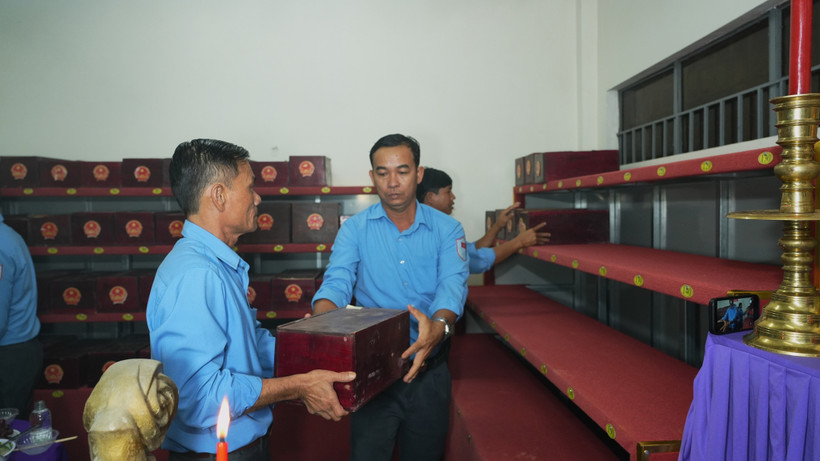 The remains are placed at the martyrs’ remains storage house at Hill 82 Martyrs’ Cemetery in Tan Bien commune, Tay Ninh province, before the re-burial ceremony. (Photo:VNA)