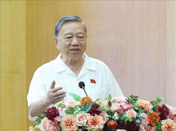 Party General Secretary To Lam addresses the meeting with voters from Ba Dinh, Hai Ba Trung, and Dong Da districts on April 17. (Photo: VNA)