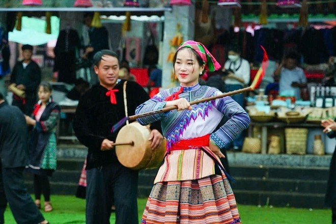 A Mong woman performs traditional dance (Photo: VNA)
