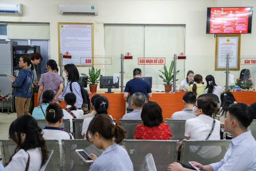Citizens apply for new ID cards. (Photo: VNA) 