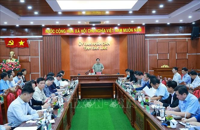 Prime Minister Pham Minh Chinh holds a hybrid meeting with the four south central provinces of Dak Lak, Khanh Hoa, Lam Dong, and Gia Lai regarding flood response and recovery efforts on November 29, 2025. Photo: VNA