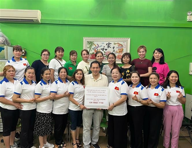 The Vietnamese Association in Macau make donations to support the communities affected by recent floods. (Photo: VNA)