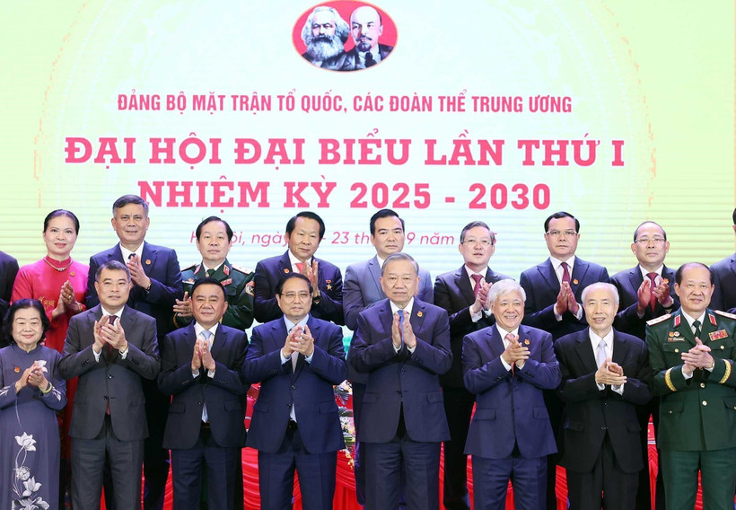 Party General Secretary To Lam (fourth from right, first row), and Prime Minister Pham Minh Chinh (fourth from left, first row) attend the first Congress of the Party Organisation of the Vietnam Fatherland Front and Central Mass Organisations for the 2025-2030 term. (Photo: VNA)