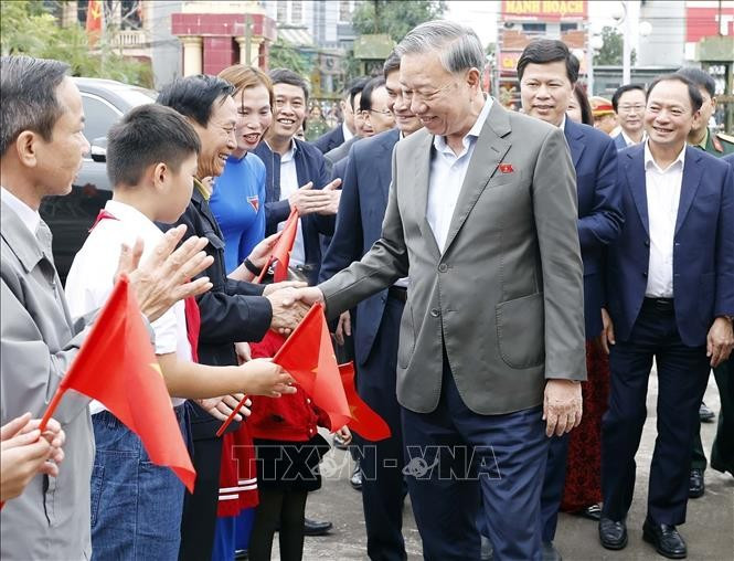 Party General Secretary To Lam and NA deputies are welcomed by locals in Hung Yen on December 15, 2025 (Photo: VNA)
